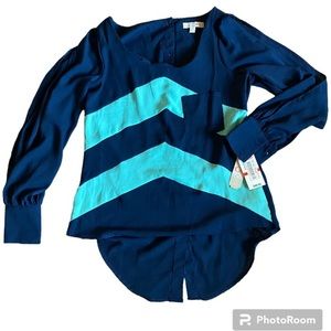 NWT Gianni Bini Navy/Teal Chevron Blouse w/ Open sleeve & button up back!